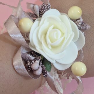 Bratara pentru domnisoara de onoare cu trandafir ivory, fundita roz pudrat si detalii florale elegante
