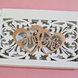 Cutie pentru verighete din lemn „Mr & Mrs” – Model Două Inimi