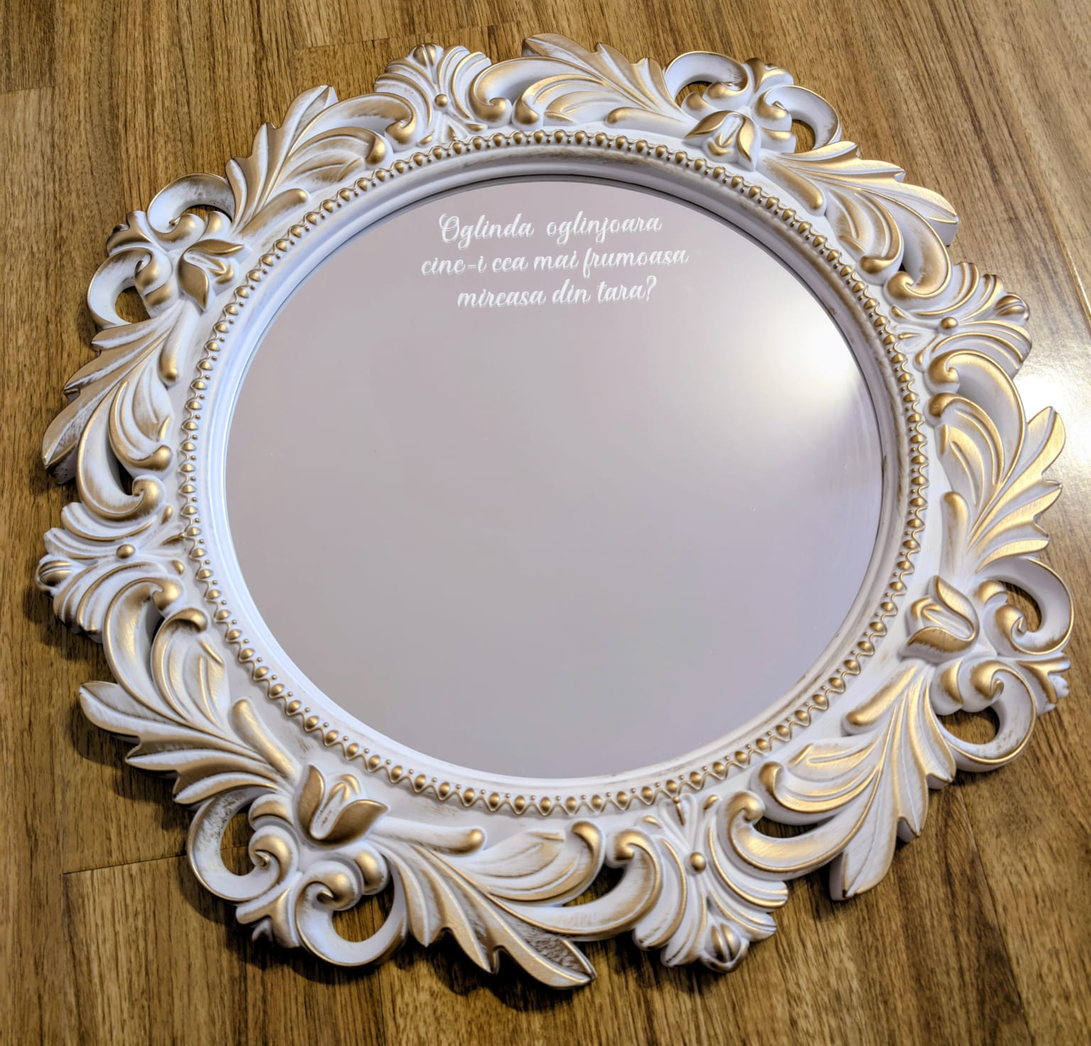 Oglinda personalizata pentru mireasa cu rama eleganta alb auriu si mesaj personalizat