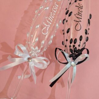 Set pahare miri personalizate alb si negru cu numele mirilor si decor elegant