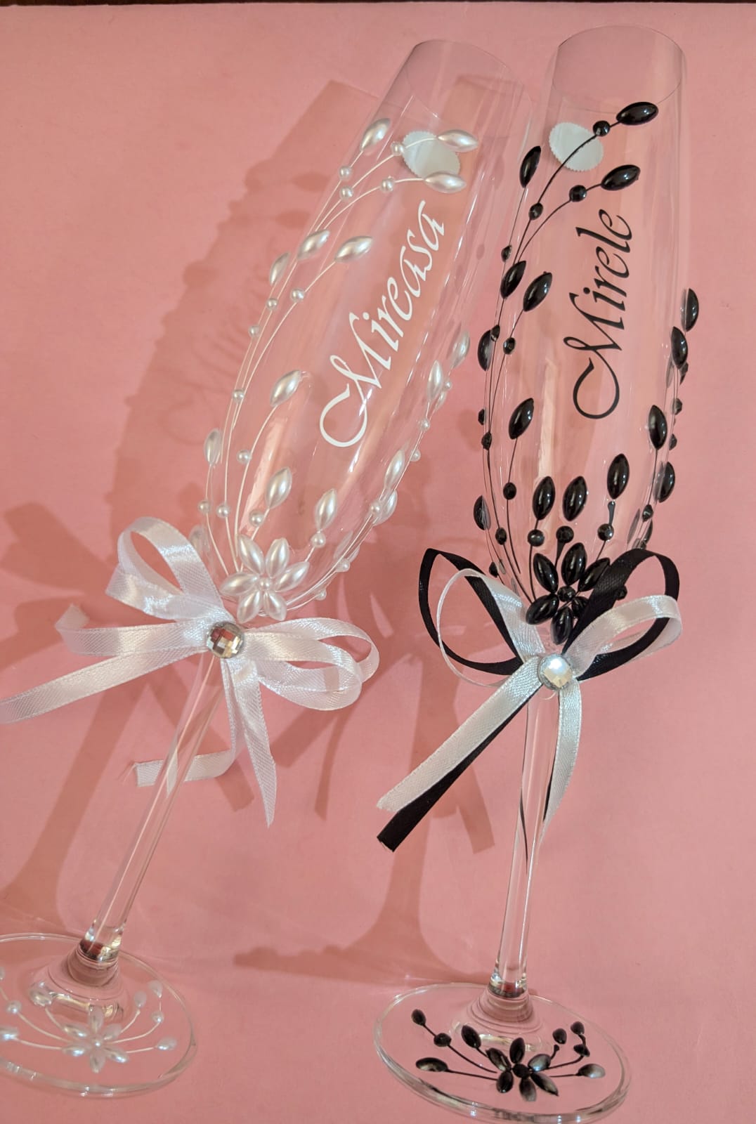 Set pahare miri personalizate alb si negru cu numele mirilor si decor elegant
